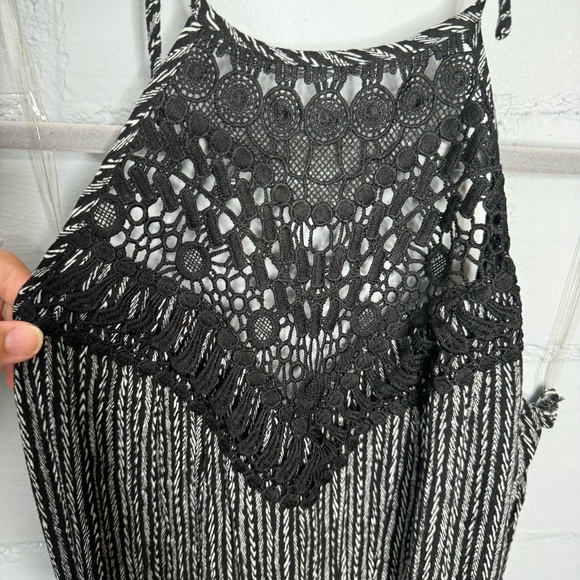 Main Strip Black & White Patterned Halter top Jumpsuit Size Medium - Picture 3 of 10